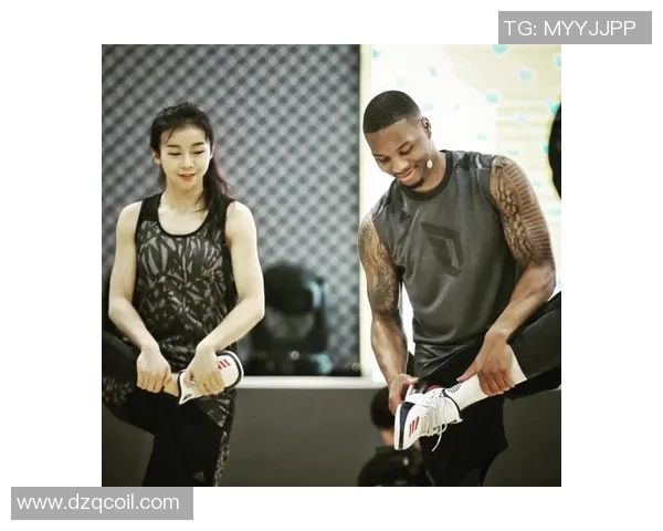 美女与足球明星亲密合影展现运动与魅力的完美结合 美女与足球明星亲密合影展现运动与魅力的完美结合